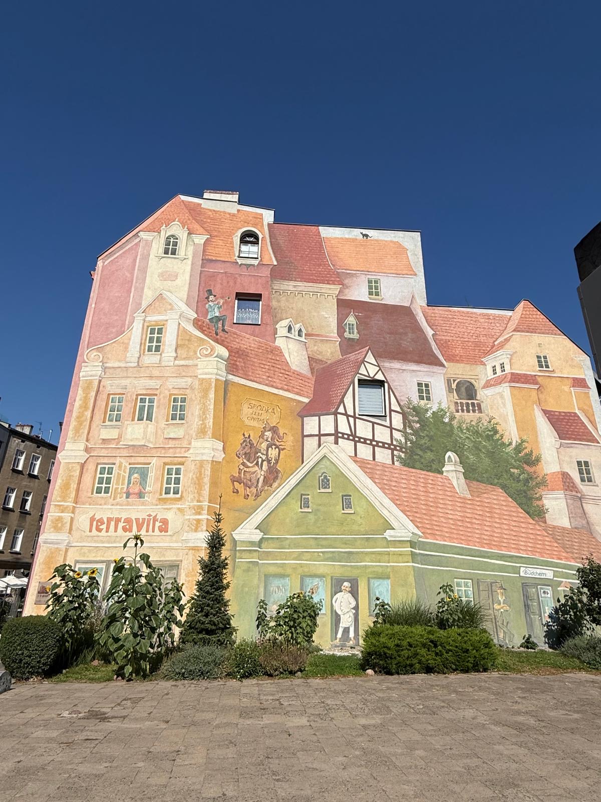 Wielkoformatowy mural na Śródce przedstawiający dawną zabudowę miasta