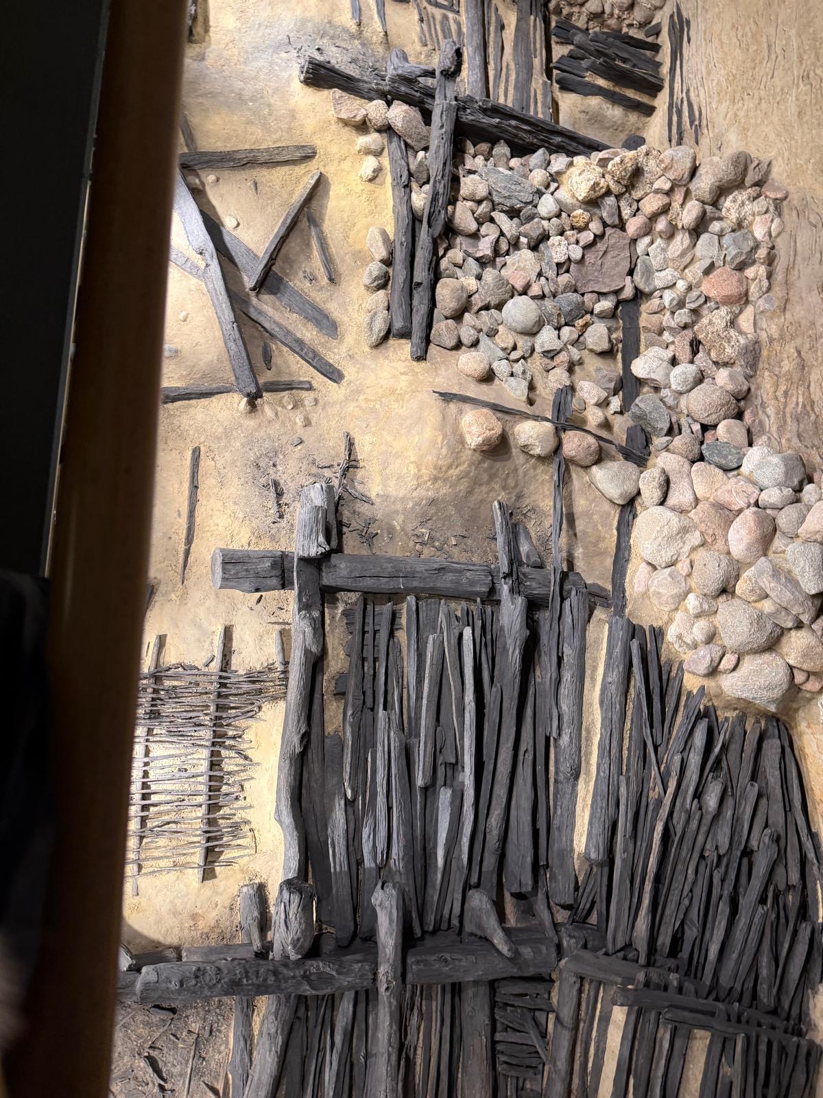 Odsłonięte drewniane wały obronne dawnego grodu w ekspozycji archeologicznej