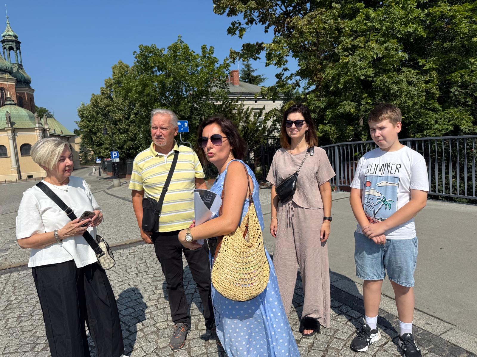 Przewodniczka opowiada niewielkiej grupie o Ostrowie Tumskim