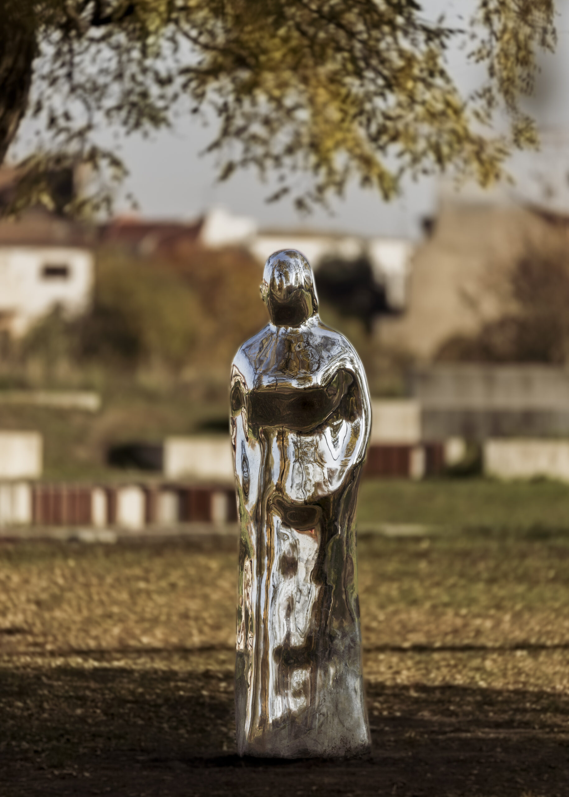 Rozświetlony iluminacją most nad Wartą, w tle podświetlona katedra