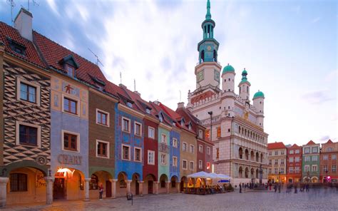Rzeźby poznańskich koziołków pomalowane w niebieskie fale